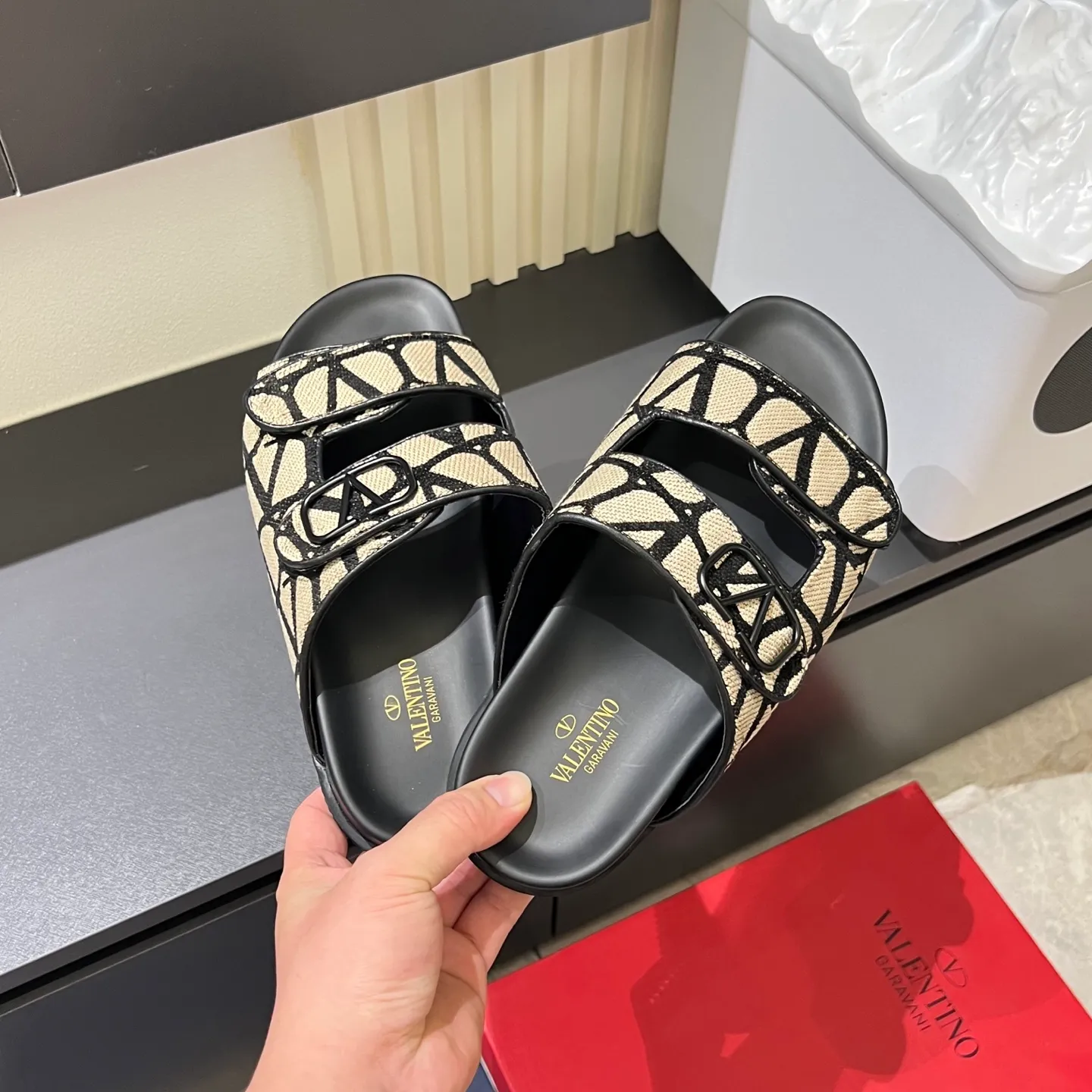 p300《VALENTINO》Warren Men🧍‍♂️Spring and Summer New Style. Cowhide logo flat slippers, elegant sandals, the same style worn by celebrities, original molding, imported calfskin. Rubber outsole. Soft and durable, full set of counter packaging, 38-44!